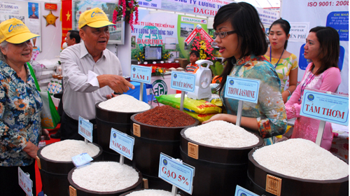 
Khách tham quan khu hội chợ triển lãm trong khuôn khổ Festival lúa gạo lần 2 tại Sóc Trăng. 
 
